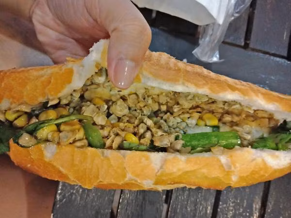 Bánh mì hến - món ăn mới lại đang gây sốt Sài Gòn (Ảnh: Nguyễn Ngọc Nhi)