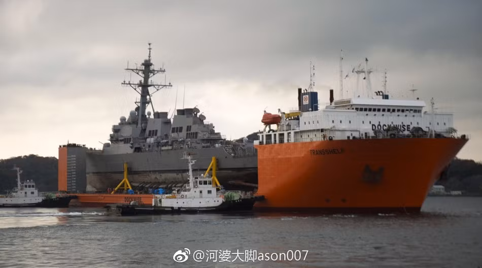 Sau vụ tau nạn, kiến trúc thượng tầng của tàu USS Fitzgerald đã bị hư hại nặng và cả phần thân tàu khu vực dưới mặt nước cũng bị ảnh hưởng khiến nước tràn vào trong khoang. Nguồn ảnh: Sina.