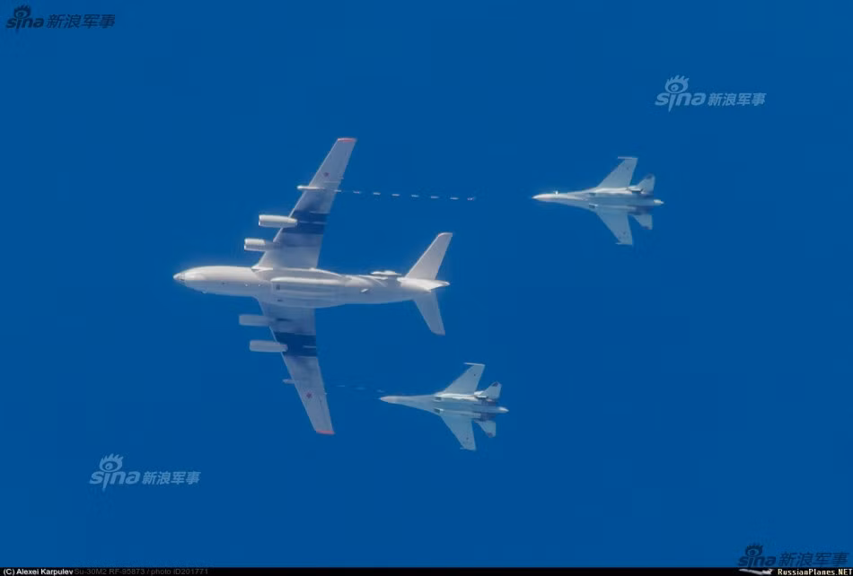 Ra đời từ năm 1983, máy bay tiếp nhiên liệu Il-78 là một trong nhiều dòng máy bay quân sự được cải tiến từ dòng máy bay vận tải quân sự chiến lược Il-76 đầy thành công của Liên Xô trước đây, nhưng bản thân Il-78 hiện tại cũng thành công không kém so với nguyên bản gốc của mình. Nguồn ảnh: Sina.