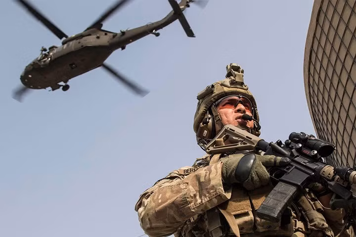 Lính bộ binh Mỹ tham gia huấn luyến tập trận chiến thuật tại căn cứ Gamberi, Afghanistan.
