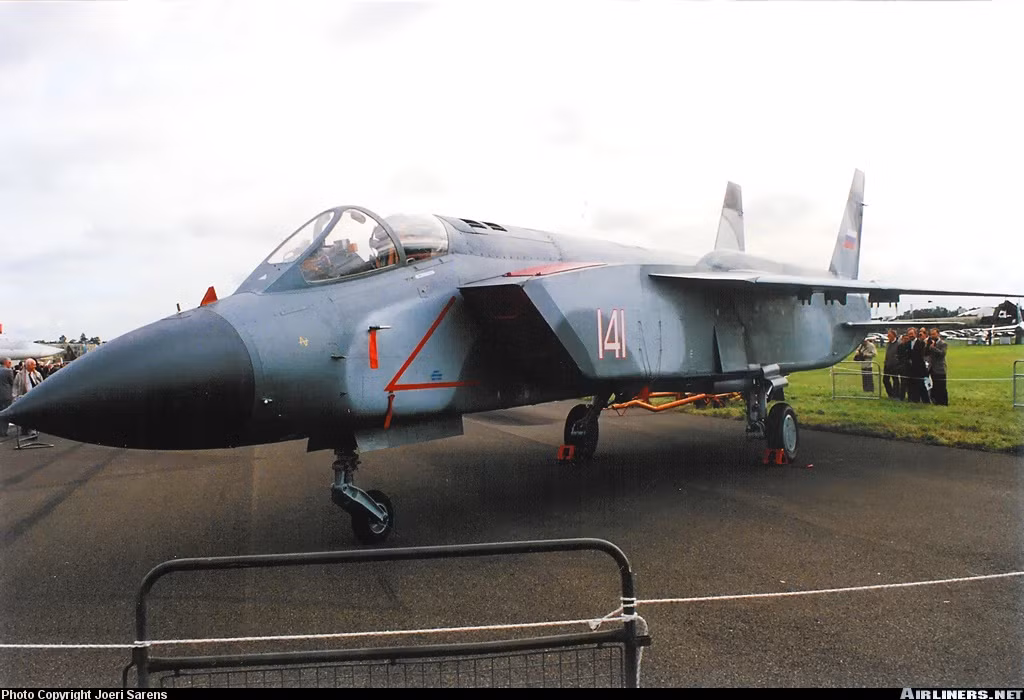 Hệ thống động cơ hỗ trợ bay VTOL của Yak-141 được bố trí như sau: hai động cơ phản lực nâng được đặt ở 2 bên của buồng lái. 2 động cơ này chỉ đóng góp chức năng của nó khi cất cánh và bay ngang. Động cơ chính được đặt ở trong vùng thân máy bay phía sau, với một vòi phun và một hệ thống đốt nhiên liệu lần 2 có thể xoay được. Nguồn ảnh: Sina.