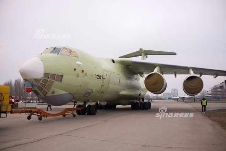 Được thiết kế dựa trên khung gầm cơ sở của vận tải cơ Il-76 nên máy bay Il-78 phải trải qua rất sửa đổi để có thể thực hiện nhiệm vụ tiếp nhiên liệu trên không hoàn hảo. Nguồn ảnh: Sina.