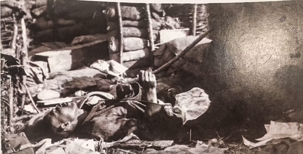 Một nạn nhân tử vong trong tư thế co quắp do dính khí độc. Nguồn ảnh: Militarytimes.