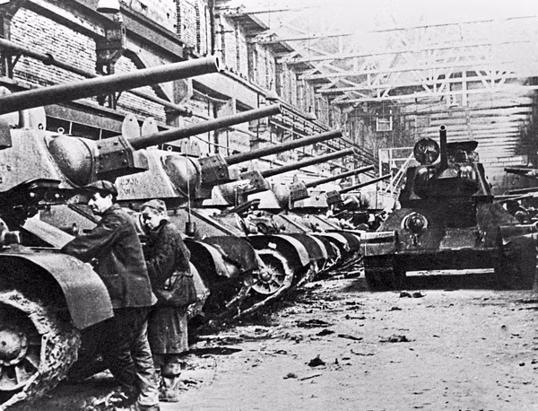 Khi Chiến tranh Thế giới thứ hai bắt đầu, số lượng xe tăng T-34 chỉ chiếm 4% lực lượng tăng thiết giáp Liên Xô. Tới khi kết thúc chiến tranh, tỷ lệ này đã lên tới 55%. Nguồn ảnh: TASS.
