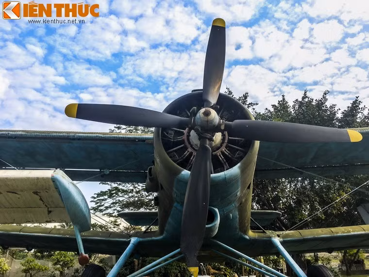 Trạng thái bay giật lùi này, dù phụ thuộc vào môi trường bên ngoài nhưng phi công An-2 vẫn hoàn toàn điều khiển được. Trong sổ tay dành cho phi công lái máy bay hai tầng cánh An-2 còn ghi rõ, khi máy bay chết máy trên không, kéo cần điều khiển hết cỡ về phía sau, giữ tư thế cất cánh, máy bay sẽ bay với tốc độ khoảng 40 km/h và hạ cánh bằng với tốc độ tương đương tốc độ hạ cánh bằng dù.