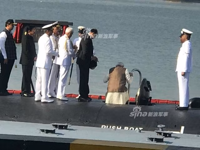 Kalvari là một trong những lớp tàu ngầm tấn công thuộc vào hàng nhỏ nhất thế giới, với độ giãn nước khi nổi chỉ 1615 tấn và khi lặn chỉ 1775 tấn. Con tàu này dài 67,5 mét, lườn rộng 6,2 mét và có độ mớm nước tối đa khi nổi là 5,8 mét. Nguồn ảnh: Sina.