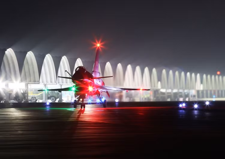 Vẻ đẹp đầy ma mị trên được tạo ra trong buổi huấn luyện bay đêm của một đơn vị không quân Trung Quốc với những chiếc chiến đấu cơ J-10. Nguồn ảnh: Sina.