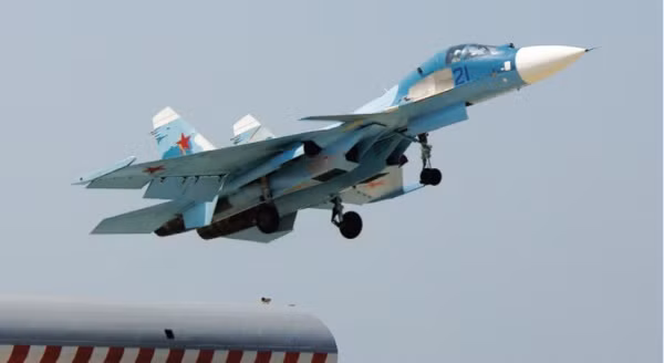 . Tổ hợp radar Sea Snake với máy tính Argon trang bị trên Su-27KUB có thể phát hiện tàu bè cách 150-200km. Ngoài ra, nó còn các tổ hợp trinh sát quang - điện, hồng ngoại, từ tính... Nguồn ảnh: Airliners. 