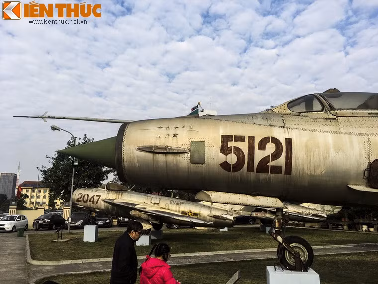 Hiện tại, chiếc phi cơ Anh hùng Phạm Tuân bắn rơi B-52 của đối phương đang được trưng bày trong khuôn viên của bảo tàng Phòng không - Không quân Hà Nội với 8 ngôi sao trên mũi, tượng trưng cho 8 chiếc máy bay định bị chiếc phi cơ này bắn hạ, một trong 8 ngôi sao đó chính là ngôi sao dành cho chiếc B-52 của đối phương rơi trên bầu trời Hà Nội hôm 27/12/1972. Hiện tại, chiếc phi cơ Anh hùng Phạm Tuân bắn rơi B-52 của đối phương đang được trưng bày trong khuôn viên của bảo tàng Phòng không - Không quân Hà Nội với 8 ngôi sao trên mũi, tượng trưng cho 8 chiếc máy bay định bị chiếc phi cơ này bắn hạ, một trong 8 ngôi sao đó chính là ngôi sao dành cho chiếc B-52 của đối phương rơi trên bầu trời Hà Nội hôm 27/12/1972.
