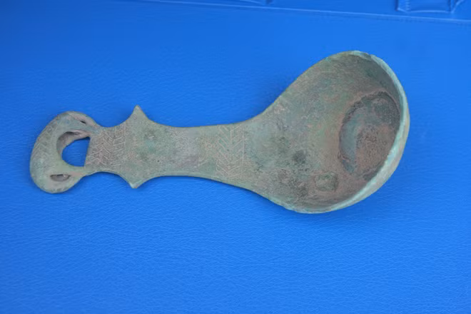Muôi đúc tượng voi - bảo vật Quốc gia thứ 3 ở Nghệ An. Muôi có chiều dài 18,5 cm, trọng lượng 200 gram, được tìm thấy tại di chỉ khảo cổ học làng Vạc trong đợt khai quật thứ II, năm 1981.