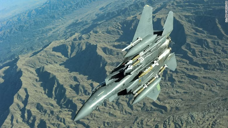 F-15E được coi là một bản nâng cấp cải tiến rất lớn so với phiên bản gốc F-15. Với phi hành đoàn hai người, đây được coi là loại máy bay phản lực được sử dụng nhiều nhất của Không quân Mỹ với khả năng hoạt động trong mọi địa hình hay thời tiết. Bắt đầu được nhập biên chế Không quân Mỹ từ năm 1988, hiện tại đang có 219 chiếc F-15E phục vụ trong không lực nước này. Nguồn ảnh: CNN.