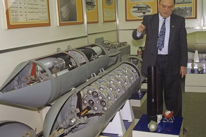 Một chuyên gia quân sự Nga nói về thiết kế và vận hành của bom chùm. Ảnh: Sputnik.