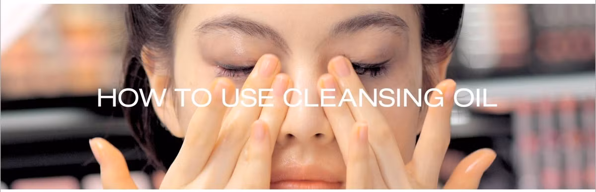 Sau đó, họ tiếp tục đổ một ít dầu tẩy trang ra tay massage đều lên mặt để rửa trôi toàn bộ phấn son, bụi bẩn còn sót lại. Sau đó, họ tiếp tục đổ một ít dầu tẩy trang ra tay massage đều lên mặt để rửa trôi toàn bộ phấn son, bụi bẩn còn sót lại.