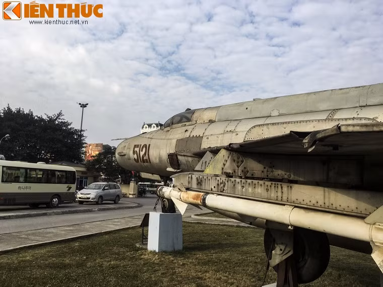 Khó nhất ở đây đó là sự nhanh nhẹn của các phi công điều khiển MiG, vì khi len được qua dàn máy bay hộ tống, phi công chỉ có ít phút, thậm chí tính bằng giây trước khi bị tiêm kích đối phương phát hiện, trong thời gian đó, họ phải vừa bắn hạ được B-52 của đối phương, vừa thoát được ra ngoài. Khó nhất ở đây đó là sự nhanh nhẹn của các phi công điều khiển MiG, vì khi len được qua dàn máy bay hộ tống, phi công chỉ có ít phút, thậm chí tính bằng giây trước khi bị tiêm kích đối phương phát hiện, trong thời gian đó, họ phải vừa bắn hạ được B-52 của đối phương, vừa thoát được ra ngoài.