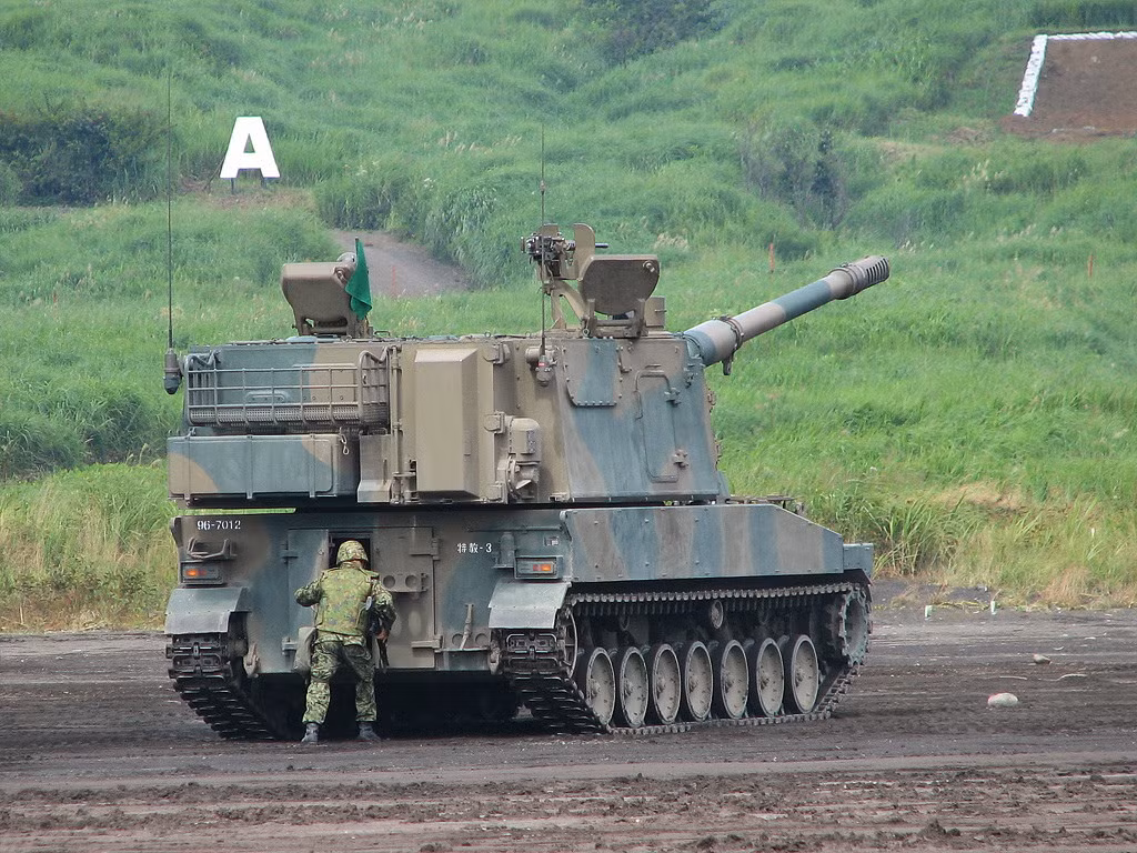 Điểm yếu của pháo tự hành Type 99 của Nhật Bản đó là nó có động cơ khá yếu, chỉ khoảng 600 sức ngựa tương đương với tỷ số lực kéo vào khoảng 15 sức ngựa cho mỗi tấn. Điều này dẫn tới vấn đề đó là tốc độ tối đa của Type 99 chỉ khoảng 50 km/h. Nguồn ảnh: Pinterest.