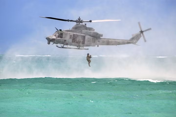 Binh sĩ thủy quân lục chiến Mỹ huấn luyện trong môi trường biển ở trung tâm Bellows, Hawaii.