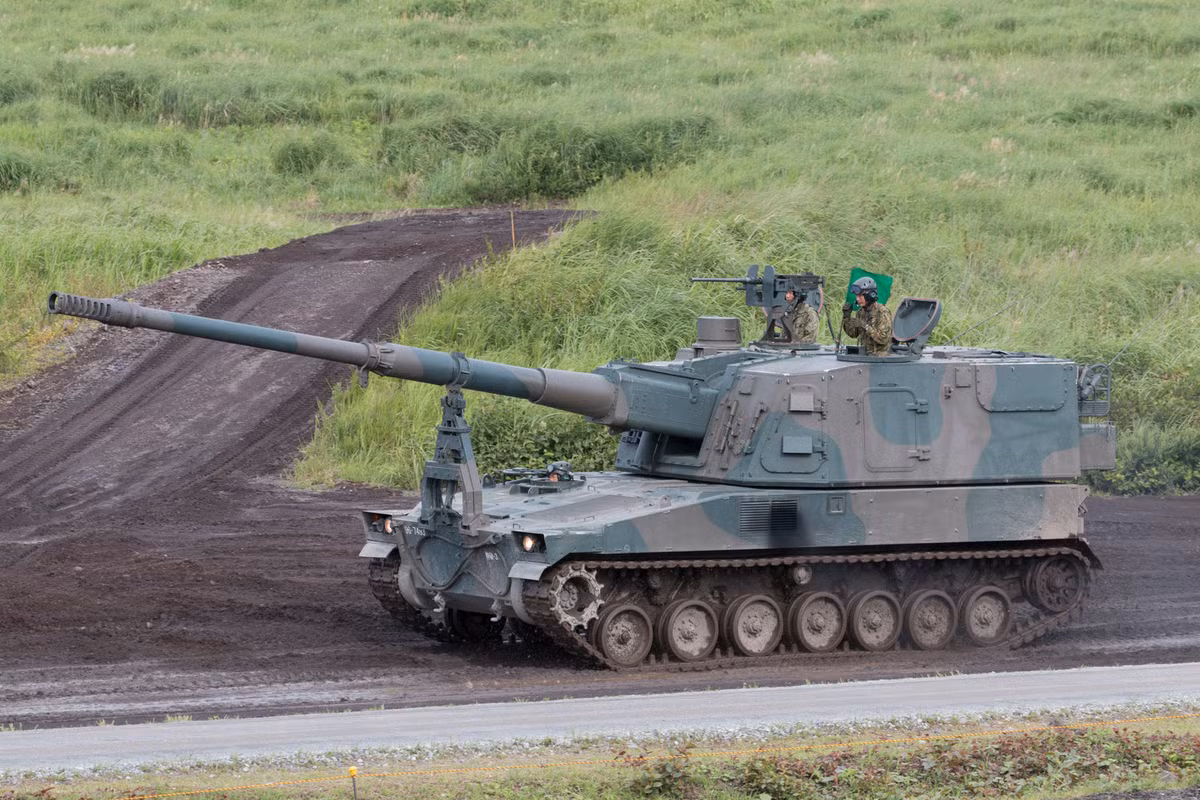Pháo tự hành Type 99 có trọng lượng khoảng 40 tấn, chiều rộng 3,2 mét và có kíp lái 4 người. Khẩu pháo có cỡ nòng 155 mm này độc đáo ở chỗ nó có khả năng xoay tháp pháo 360 độ, cơ động hơn nhiều so với các loại pháo tự hành khác chỉ có khả năng xoay tháp pháo ở góc rất hẹp hoặc thậm chí là không xoay được tháp pháo. Nguồn ảnh: Ddmu.