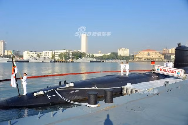 Tầm hoạt động tối đa của tàu ngầm tấn công INS Kalvari vào khoảng 12.000 km ở vận tốc 8 hải lý/giờ khi nổi và vào khoảng 1020 km ở vận tốc 5 hải lý/giờ khi lặn... Nguồn ảnh: Sina.