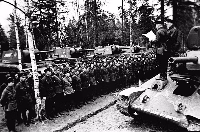 Trong suốt thời gian diễn ra thế chiến, thiết kế của T-34 liên tục được điều chỉnh nhằm đáp ứng nhu cầu của từng chiến trường với từng kiểu địa hình khác nhau trên khắp châu Âu. Ngoài ra, càng về cuối chiến tranh, chi phí để sản xuất ra một chiếc T-34 càng trở nên thấp hơn bao giờ hết. Nguồn ảnh: TASS.
