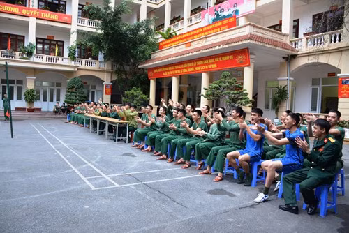 Cán bộ, chiến sĩ cổ vũ bóng chuyền.