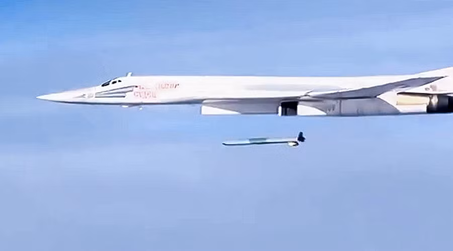 So với các loại tên lửa cũ, Kh-555 tỏ ra vượt trội hoàn toàn với khả năng xuyên thủng hệ thống phòng thủ của đối phương một cách đơn giản. Đầu tiên, nó được trang bị hệ thống dẫn đường Doppler kết hợp giữa dẫn đường vệ tinh và dẫn đường quang học, cho phép tăng độ chính xác lên tới 5 lần. Nguồn ảnh: Inspire.