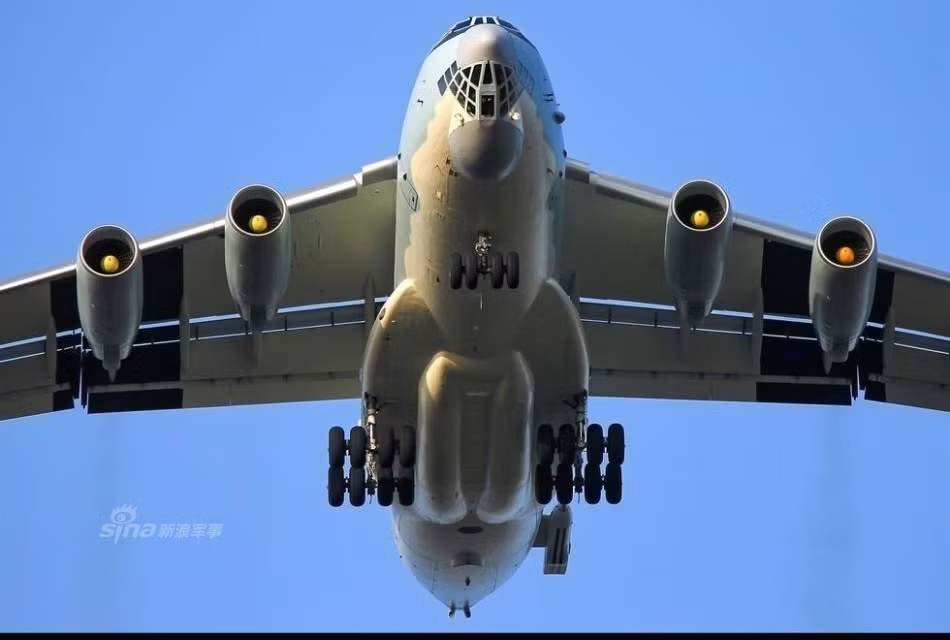Những thùng xăng bay Il-78 cần phi hành đoàn vận hành lên đến 6 người thành viên và có thể chở theo tối đa khoảng 100.000 kg nhiên liệu. Để làm được này Il-87 được trang bị 4 động cơ D-30 KP cho phép nó cất cánh với trọng lượng tối đa 210.000 kg. Nguồn ảnh: Sina.