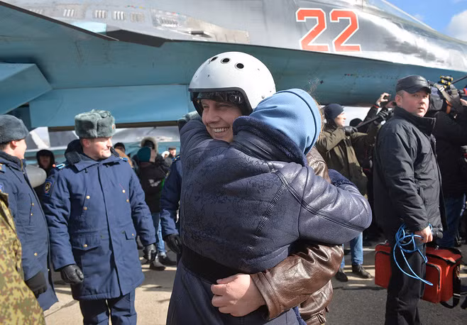 Những phi công Nga tham chiến ở Syria được trở về nhà trong vòng tay gia đình, ngày 15/3/2016. Nguồn ảnh: TASS.