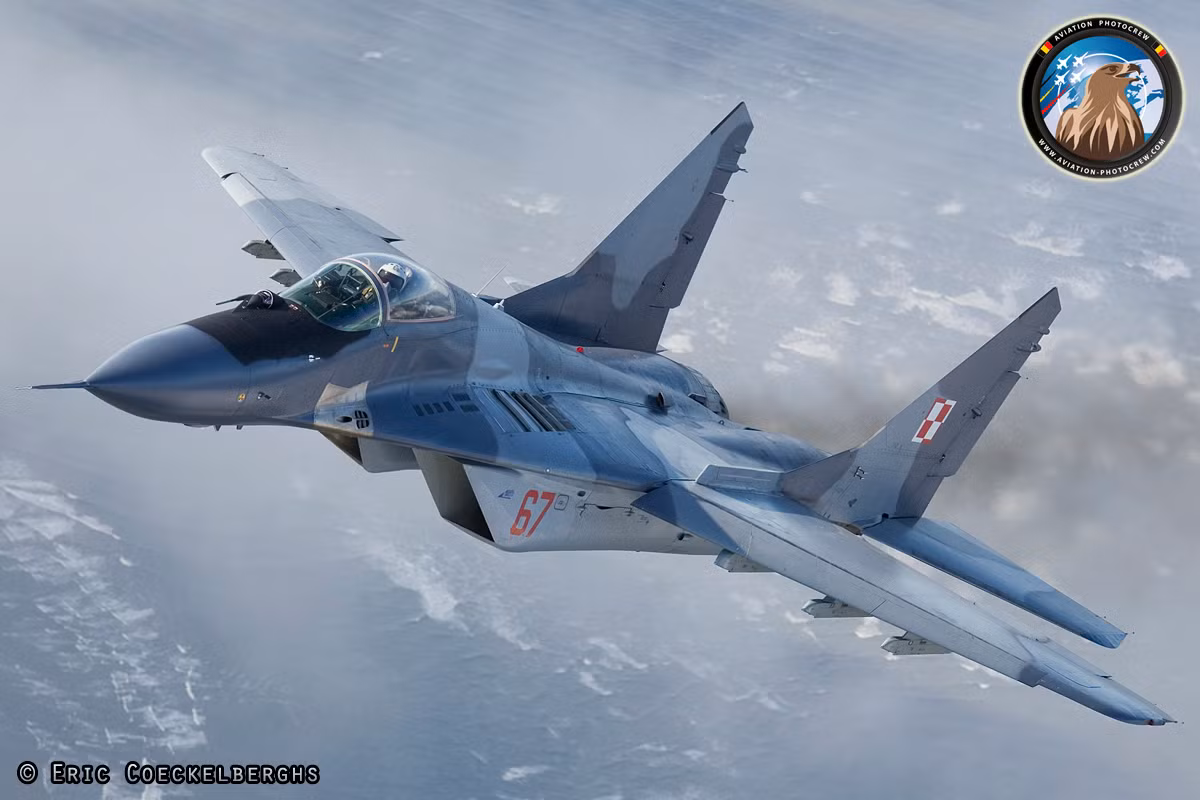 MiG-29 là mẫu tiêm kích một chỗ ngồi được ra đời từ năm 1977 và sản xuất hàng loạt từ năm 1982. Đây cũng là dòng chiến đấu cơ thành công nhất của Liên Xô trong Chiến tranh Lạnh. Nguồn ảnh: Aviation.