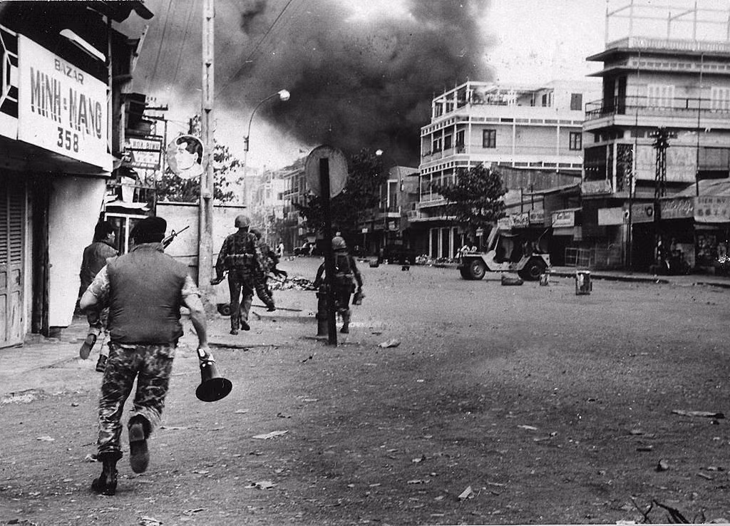 Tới năm 1965, một tình báo viên thuộc tổ F100 đã bí mật mua liền một lúc vài tòa nhà ở trung tâm Sài Gòn và bí mật cho xây dựng những tầng hầm để cất giấu vũ khí trong khi cải tạo những tòa nhà này. Nguồn ảnh: Flickr.