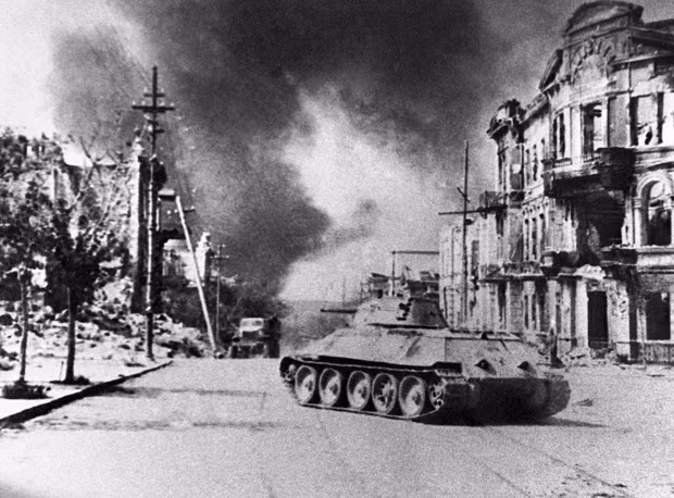 Một chiếc T-34 đang chiến đấu trên đường phố Sevastopol sau khi thành phố cảng này được Hồng Quân giải phóng năm 1944. Nguồn ảnh: TASS.