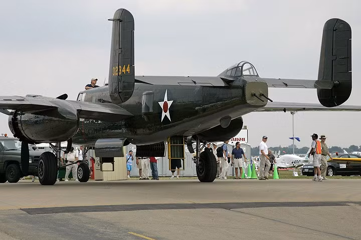B-25 Mitchell có mặt ở mọi chiến trường lớn của Thế chiến 2. Phía đuôi máy bay trong ảnh có 2 nòng súng máy.