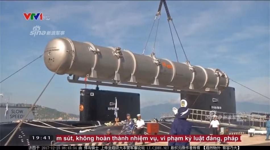 Nhiều hãng tin và diễn đàn quốc phòng quốc tế trong những ngày gần đây đều đồng loạt đưa tin về hình ảnh tàu ngầm Kilo Việt Nam phóng thử tên lửa Kalibr trong một đợt diễn tập của Hải quân Nhân dân Việt Nam trong năm nay. Nguồn ảnh: VTV.