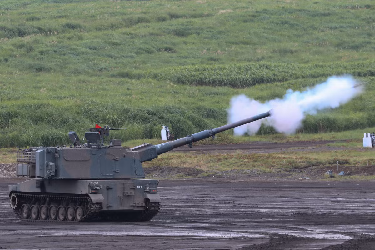 Toàn bộ quá trình thiết kế Type 99 tốn kém tới 5 tỷ Yên Nhật và kết thúc vào năm 1992, sau đó 7 năm, khẩu pháo tự hành Type 99 đầu tiên mới được ra đời và đưa về nhập biên chế vào Lực lượng Phòng thủ Mặt đất Nhật Bản. Nguồn ảnh: Ddmu.