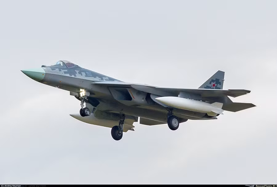 Phi công thử nghiệm Sergei Bogdan đã bay thử nghiệm trên chiếc Su-57 trong 17 phút với động cơ mới. Nguồn ảnh: Aviation.