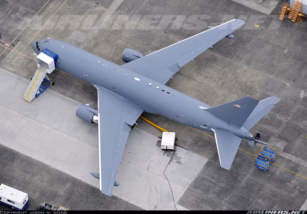 Quá trình bay thử nghiệm của KC-46A sẽ kết thúc vào năm 2018 tới đây và nếu không có gì thay đổi, chiếc phi cơ tiếp liệu này sẽ được sản xuất hàng loạt bắt đầu từ cuối năm 2018. Nguồn ảnh: Airliners.