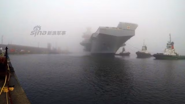 Tàu sân bay HMS Prince of Wales có khả năng mang theo tối đa khoảng 50 máy bay chiến đấu các loại trong đó có cả loại chiến đấu cơ F-35 Lightning II dự kiến sẽ được trang bị cho Không quân Hải quân Anh trong tương lai. Nguồn ảnh: Sina.