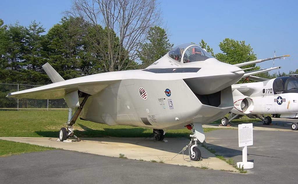 Boeing X-32 có thiết kế rất "dị" so với những máy bay thời bấy giờ. Nguồn ảnh: Aircraft.