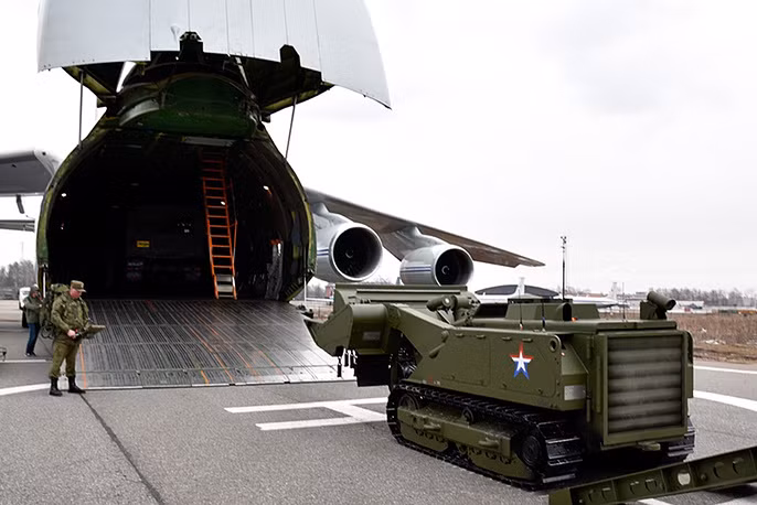 Các xe rà phà bom mìn điều khiển từ xa loại Uran-6 rời Syria về nước. Nguồn ảnh: TASS.