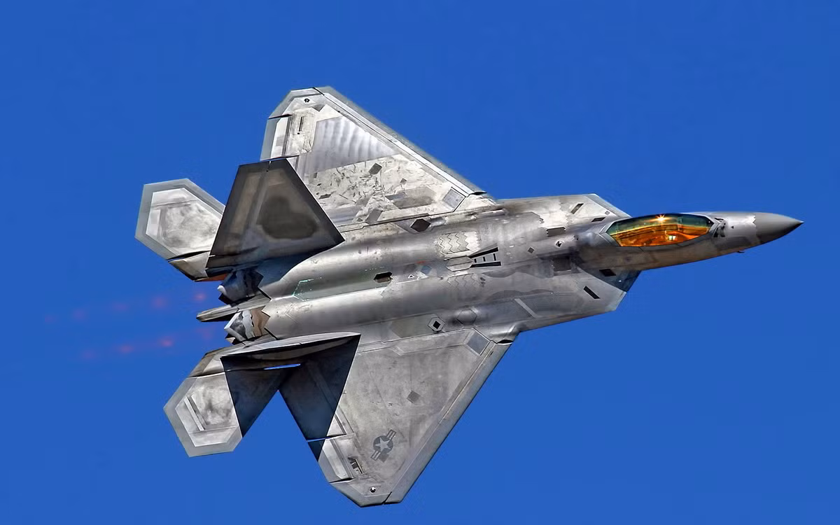 Động cơ này cho phép F-22 cất cánh được với trọng lượng tối đa lên tới 38 tấn. Tốc độ tối đa phi cơ này có thể đạt được lên tới Mach 2,25 trong đó, tốc độ hành trình siêu âm của nó có thể đạt tới Mach 1,82. Nguồn ảnh: Youtube.