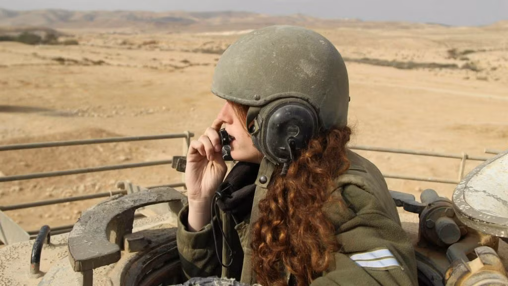 Một nữ quân nhân xinh đẹp trong quân đội Israel giữ vị trí trưởng xa. Nguồn ảnh: Ankera.