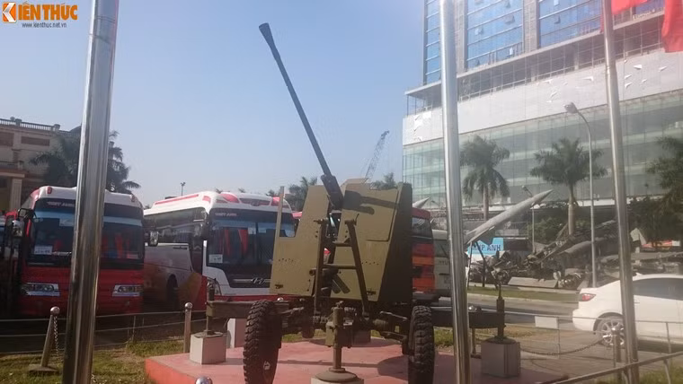 Được sản xuất từ năm 1939 và được Liên Xô viện trợ cho Việt Nam từ trong Kháng chiến chống Pháp, khẩu pháo này đã bắn rơi tổng cộng 3 máy bay và bắn bị thương 13 chiếc khác chỉ tính riêng trong trận Điện Biên Phủ.