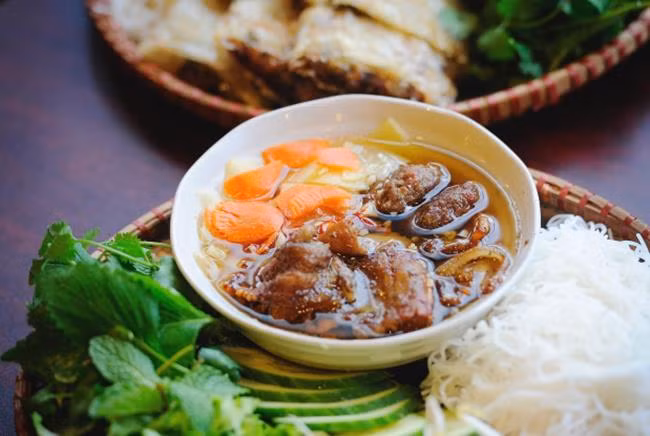 Bún chả là một trong những món ăn đặc trưng ở Hà Nội. Ảnh: lamchame