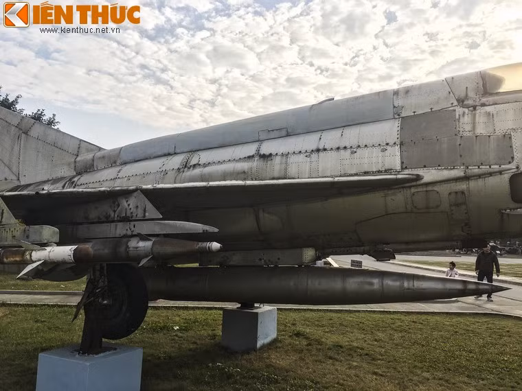 Cần phải nói thêm, với 197 máy bay B-52 tham gia chiến dịch Linebacker II, phía Mỹ còn huy động thêm tới hơn 2000 máy bay chiến thuật các loại để yểm trợ cho các máy bay B-52 này khi chúng tiến vào bầu trời Hà Nội. Cần phải nói thêm, với 197 máy bay B-52 tham gia chiến dịch Linebacker II, phía Mỹ còn huy động thêm tới hơn 2000 máy bay chiến thuật các loại để yểm trợ cho các máy bay B-52 này khi chúng tiến vào bầu trời Hà Nội.