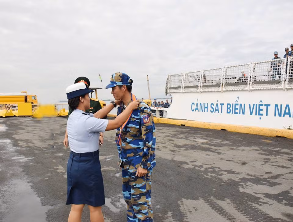 Đại diện phía Việt Nam nhận kỷ niệm chương và quà lưu niệm được phía Philippines trao tặng. Nguồn ảnh: Baybayin.