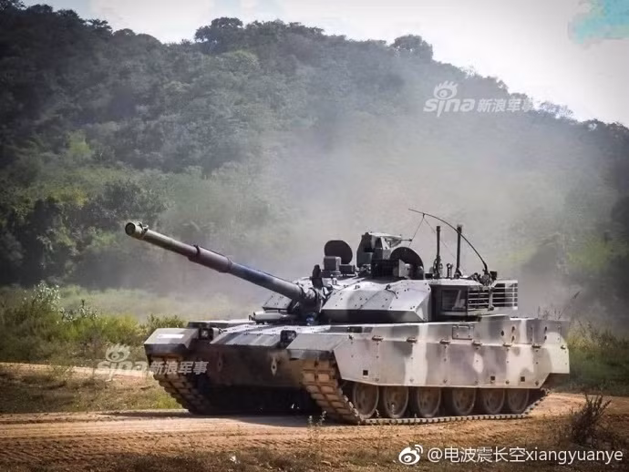 Ngoài ra, so với các loại xe tăng được có xuất sứ từ châu Âu thì xe tăng Trung Quốc có giá thành rẻ hơn rất nhiều lần mà hiệu quả chiến đấu có thể coi là tương đương. Các chuyên gia quân sự nhận định, kể cả khi hiệu quả chiến đấu của VT-4 kém hơn thì với số lượng đông đảo hơn, các xe tăng Trung Quốc vẫn "thoải mái" làm mưa làm gió trên chiến trường. Nguồn ảnh: Sina.