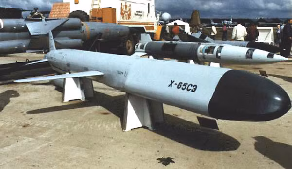 Kèm theo đó là khả năng mang theo đầu đạn hạt nhân. Phía NATO đã phải gọi tên lửa hành trình Kh-555 là "Con quái vật" khi thấy loại vũ khí này được Nga sử dụng ở Syria thời gian vừa qua với các máy bay ném bom hạng nặng loại Tu-160 và Tu-95MS. Nguồn ảnh: Russia.