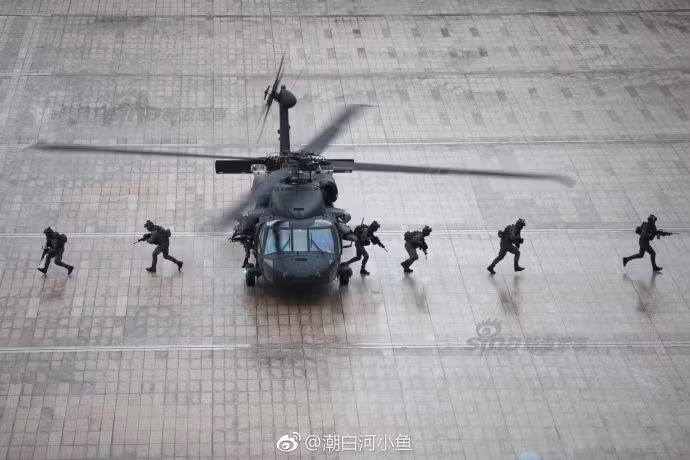 Hiện tại trong biên chế của Quân đội Đài Loan có tổng cộng 8 chiếc trực thăng loại Black Hawk hay còn có tên gọi thuần Việt là "Ó Đen". Đây là loại trực thăng đa dụng UH-60M, do Mỹ chế tạo. Nguồn ảnh: Sina.