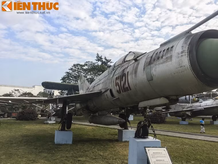 Trong chiến thắng Điện Biên Phủ trên không, chiếc phi cơ của Anh hùng Phạm Tuân dưới sự dẫn dắt tài tình của bộ đội radar đã luồn qua được rừng máy bay chiến thuật của Mỹ, tấn công hạ gục một pháo đài bay của đối phương và thoát ra ngoài, hạ cánh xuống căn cứ an toàn. Trong chiến thắng Điện Biên Phủ trên không, chiếc phi cơ của Anh hùng Phạm Tuân dưới sự dẫn dắt tài tình của bộ đội radar đã luồn qua được rừng máy bay chiến thuật của Mỹ, tấn công hạ gục một pháo đài bay của đối phương và thoát ra ngoài, hạ cánh xuống căn cứ an toàn.