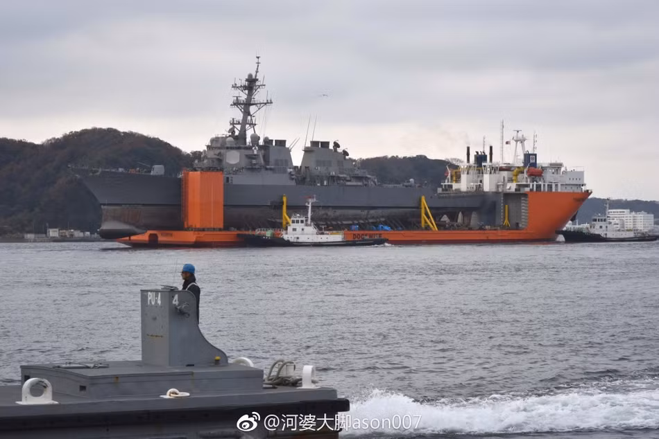 Thời gian để sửa chữa cho khu trục hạm USS Fitzgerald có thể kéo dài lên tới cả năm trời trong khi đó chi phí để phục vụ cho công tác sửa chữa này có thể lên tới hàng chục triệu USD do khu vực bị hư hại nằm đúng ở phần kết cấu điện tử quan trọng nhất của con tàu. Nguồn ảnh: Sina.