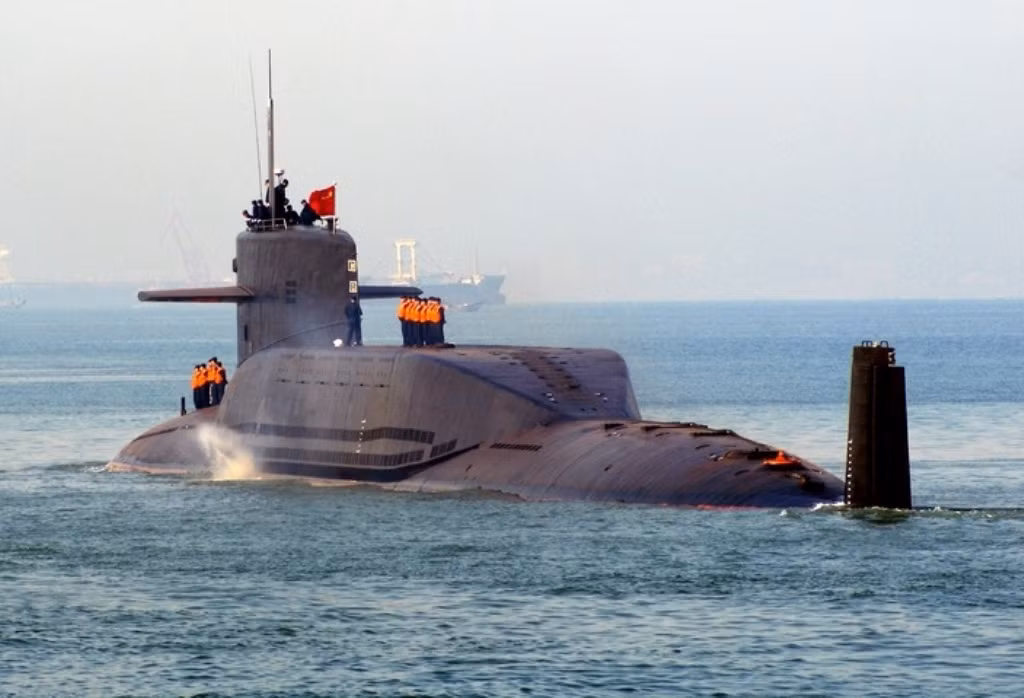 Còn Type 094 là tàu ngầm hạt nhân mang tên lửa đạn đạo có lượng giãn nước đến 11.000 tấn, dài 135m, có thể mang 12 tên lwuar liên lục địa JL-2. Nguồn ảnh: IDA